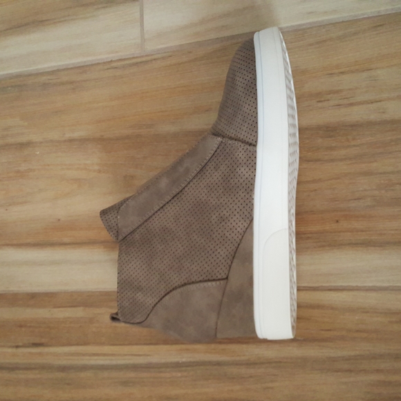 Journey & Crew gray heel sneaker - Picture 3 of 5